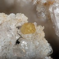 Gasparite-(Ce), Quartz