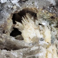 Fairfieldite, Quartz