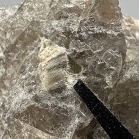 Kainosite-(Y), Quartz