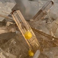 Gatelite-(Ce), Clinochlore, Dolomite