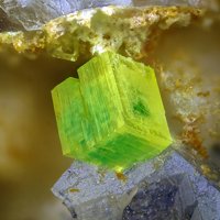 Uranospinite, Zeunerite, Fluorite