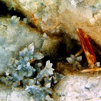 Labuntsovite-Mn, Quartz