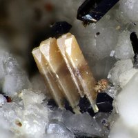 Labuntsovite-Mn