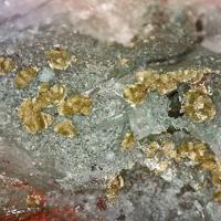 Calderónite, Quartz