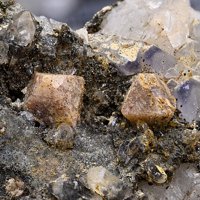 Kainosite-(Y), Fluorite, Quartz