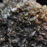 Calciojohillerite, Hematite