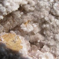 Oyelite, Calcite