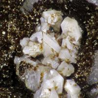 Calciohilairite, Chamosite, Albite